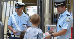 Ενημερωτικά φυλλάδια διένειμαν αστυνομικοί σε μαθητές σχολείων της Στερεάς Ελλάδας