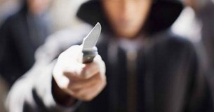 Συμμορία ανηλίκων απειλούσε με μαχαίρια παιδιά και γονείς στη Θήβα