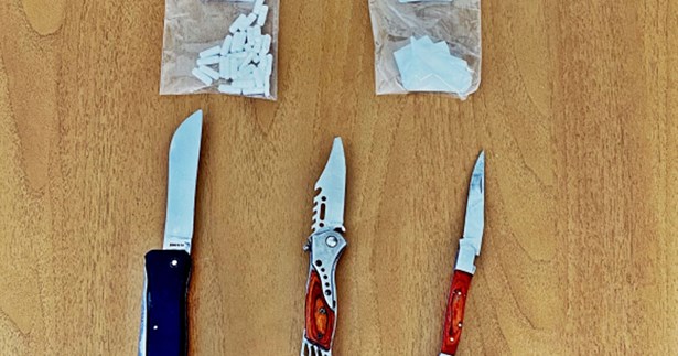 Τον συνέλαβαν στην Λαμία με σουγιάδες, μπαλτά και ναρκωτικά