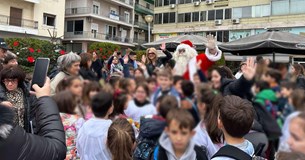 Με μεγάλη συμμετοχή κόσμου έγινε ο στολισμός του «Δέντρου της Αποδοχής» του Δήμου Χαλκιδέων