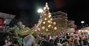 Φωτίστηκε το Χριστουγεννιάτικο δέντρο στη Λιβαδειά (Φωτογραφίες)