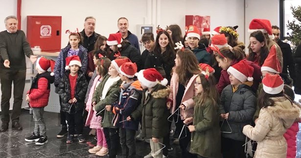 Με εορταστικές ευχές και κάλαντα γέμισε το Δημαρχείο Λιβαδειάς