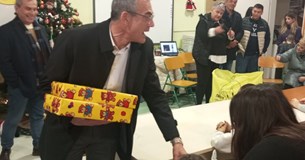 Ο Δήμαρχος Θηβαίων επισκέφθηκε το Ειδικό Σχολείο Θήβας και μοίρασε παιχνίδια στους μικρούς μαθητές