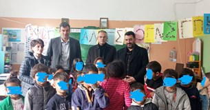 Ο Αντιπρόεδρος της Ελληνικής Καρδιολογικής Εταιρείας έδωσε δώρα στους μαθητές του 9ου Δημοτικού Θήβας
