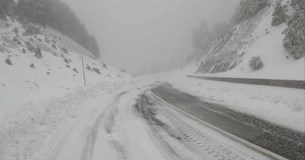 Μάχη για να κρατηθούν ανοιχτοί οι δρόμοι στην Εύβοια εξαιτίας του χιονιά