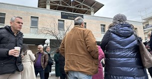 Συγκέντρωση διαμαρτυρίας στο δικαστικό μέγαρο Θήβας για τα Πρωτοδικεία στη Βοιωτία