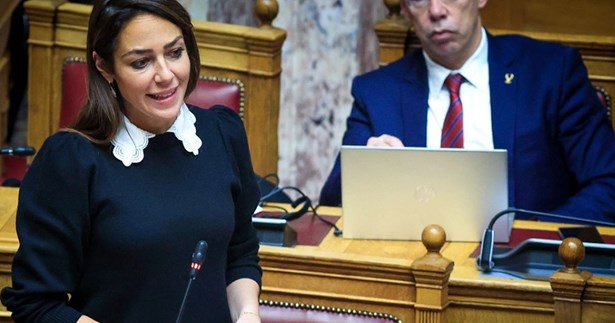 Ξεκίνησε στη Βουλή η συζήτηση για την αύξηση του κατώτατου μισθού