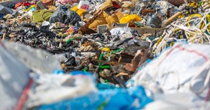 Ανακύκλωση: Πόλεμος συμφερόντων και δισεκατομμύρια ευρώ πεταμένα στα σκουπίδια