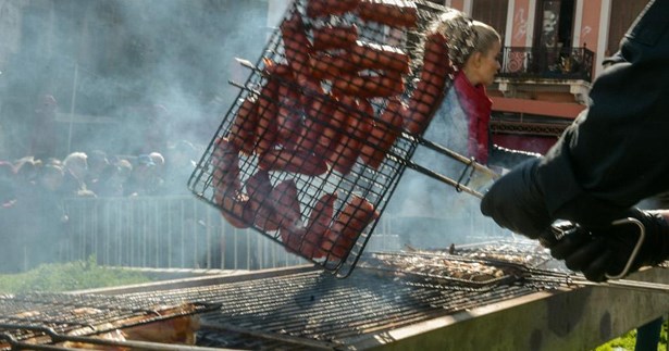 Τι είναι η Τσικνοπέμπτη και τι συμβολίζει;