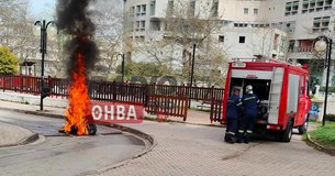 Μηχανάκι κάηκε ολοσχερώς στη Λιβαδειά - Καλά στην υγεία του ο οδηγός του
