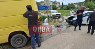 Σύγκρουση αυτοκινήτου με πυροσβεστικό κρουνό στο Δίστομο