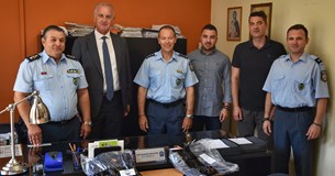 Στολές εργασίας παρέδωσε για όλο το προσωπικό του Αστυνομικού Τμήματος Λιβαδειάς ο υπεύθυνος ασφαλείας της Τραπέζης Alpha Bank Παλαμίδας Ζαχαρίας