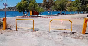 Τοποθετήθηκαν προστατευτικά κιγκλιδώματα στη παραλία Σαράντι (ΦΩΤΟ)