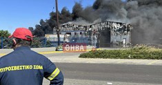 Έκτακτο: Ξέσπασε μεγάλη φωτιά σε εργοστάσιο στη Ριτσώνα (Βίντεο)