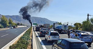 Φωτιά στην Αθηνών-Κορίνθου μετά από ανατροπή βυτιοφόρου - Κλειστή η Εθνική Οδός στο ύψος της Κινέτας και στα δύο ρεύματα