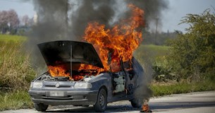 Στις φλόγες τυλίχθηκε αυτοκίνητο έξω από την Αλίαρτο