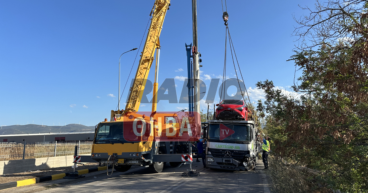 Νταλίκα με αυτοκίνητα έφυγε από τον δρόμο έξω από την Θήβα