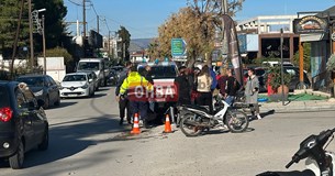 Τροχαίο στη Θήβα: Σύγκρουση Ι.Χ. με μηχανή delivery - Τραυματίστηκε 22χρονος (Βίντεο)