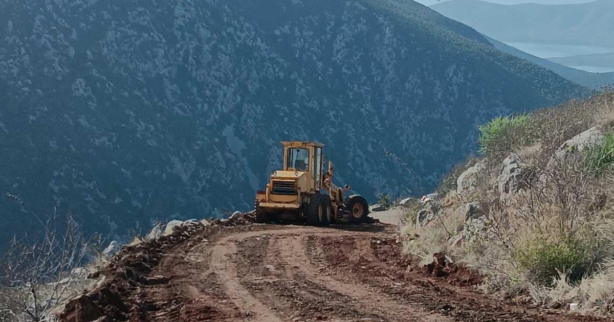 Προχωρούν οι εργασίες βελτίωσης του αγροτικού δρόμου στους Δελφούς