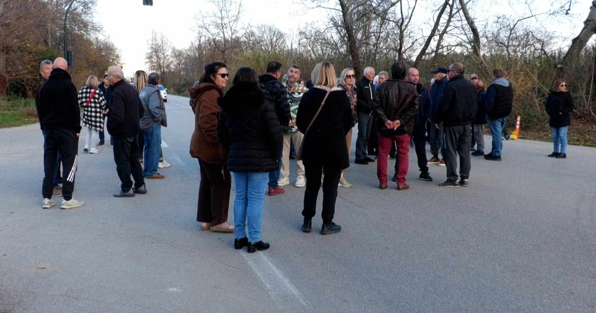 Στο δρόμο οι κάτοικοι του Πέρα Χωριού για την κλειστή γέφυρα - Συμβολικός αποκλεισμός της επαρχιακής οδού