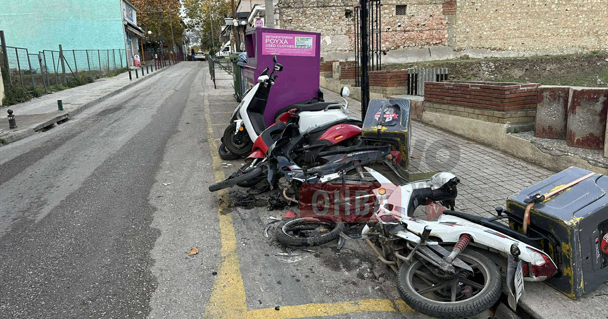 Φορτηγό έπεσε σε σταθμευμένα μηχανάκια στη Θήβα (Φωτογραφίες)