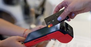 Βαριά πρόστιμα από την ΑΑΔΕ για POS και ταμειακές που βρίσκονται «εκτός δικτύου»