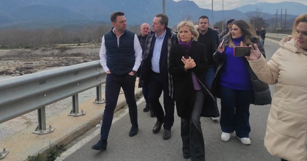 Στα Τρίκαλα ο Στέφανος Κασσελάκης και η Γιώτα Πούλου: Δίπλα στους πολίτες, με μήνυμα ελπίδας και ανασυγκρότησης