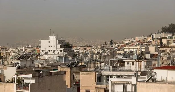 Καιρός: Αποπνικτικό σκηνικό με αφρικανική σκόνη, ζέστη και ανέμους