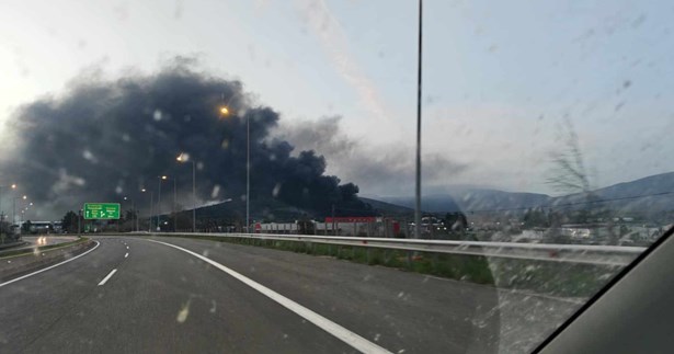 Έκτακτο: Μεγάλη φωτιά σε επιχείρηση στη Ριτσώνα