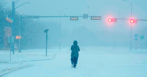 Καιρός: Σε ελεύθερη πτώση ο υδράργυρος - Πού θα σημειωθούν καταιγίδες και χιόνια