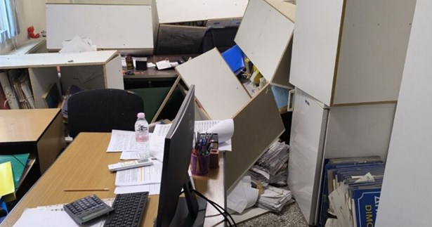 Έρευνα της αστυνομίας για φθορά σε έπιπλα και εξοπλισμό στο δημαρχείο Ορχομενού (ΦΩΤΟ)