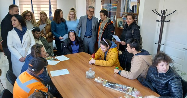 Το Δημαρχείο Θηβών γέμισε χαρά και χαμόγελα από τα «λαζαράκια»