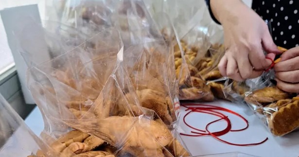 Πασχαλινά εδέσματα έδωσε η Δομή Συσσιτίου του Δήμου Λεβαδέων