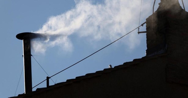  Λευκός καπνός στο Βατικανό - Εκλέχθηκε ο νέος Ποντίφικας