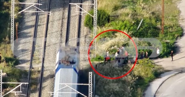 Θήβα: Ρομά κάνουν ανενόχλητοι πλιάτσικο στις γραμμές των τραίνων - Πέταγαν πέτρες σε διερχόμενο συρμό (ΒΙΝΤΕΟ)
