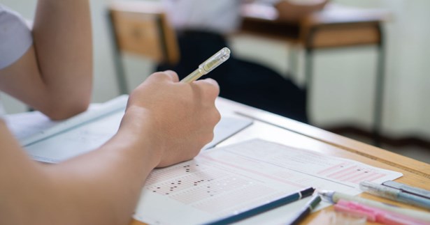 Σ.Ε.Π.Ε Θήβας «Ο Πίνδαρος»: «Εθνικές εξετάσεις τύπου PISA με μαθητές/τριες πειραματόζωα.»