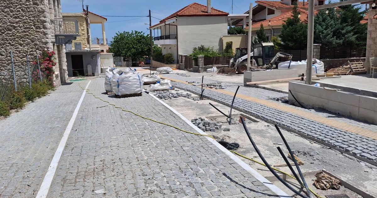Συνεχίζεται η ανάπλαση της πλατείας στην Δ.Κ. Υψηλάντη Συνεχίζεται η ανάπλαση της πλατείας στην Δ.Κ. Υψηλάντη