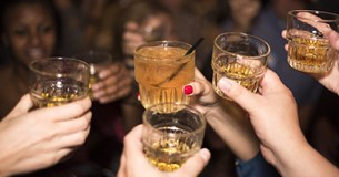 Μόνο με ταυτότητα πλέον η αγορά αλκοόλ και προϊόντων καπνού: Τι προβλέπει το νέο σχέδιο νόμου