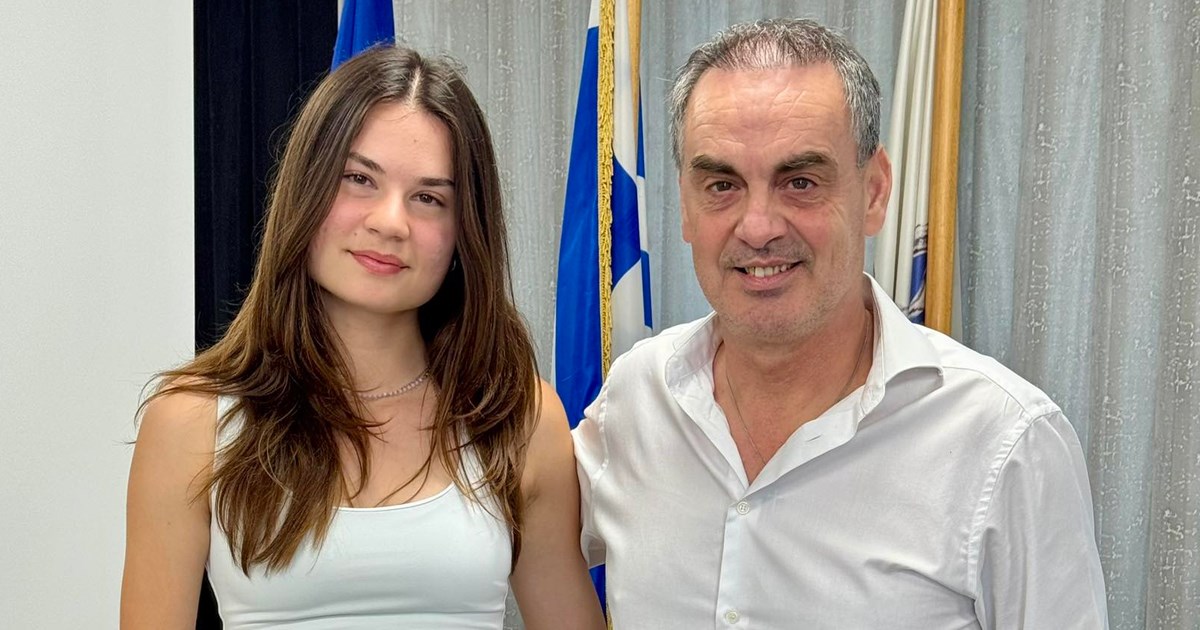 Ο Δήμαρχος Λεβαδέων συνεχάρη την αθλήτρια Θεοφανία Μπουρλή για τις εξαιρετικές τις επιδόσεις στον αθλητισμό Ο Δήμαρχος Λεβαδέων συνεχάρη την αθλήτρια Θεοφανία Μπουρλή για τις εξαιρετικές τις επιδόσεις στον αθλητισμό