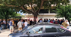 Λιβαδειά: Σε εξέλιξη συγκέντρωση διαμαρτυρίας των ιδιοκτητών συνεργείων αυτοκινήτων (ΦΩΤΟ)