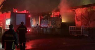 Υπό μερικό έλεγχο η πυρκαγιά σε εργοστάσιο στο Ύπατο - Δείτε φωτογραφίες