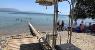 Έτοιμη προς χρήση η ειδική ράμπα πρόσβασης για τα ΑμεΑ στην παραλία της Πλάκας Δηλεσίου