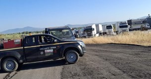 Δήμος Αλιάρτου Θεσπιέων: Με φορτηγά και οχήματα «σφράγισαν» ξημερώματα το δρόμο στις μπαταρίες (ΗΧΗΤΙΚΟ)