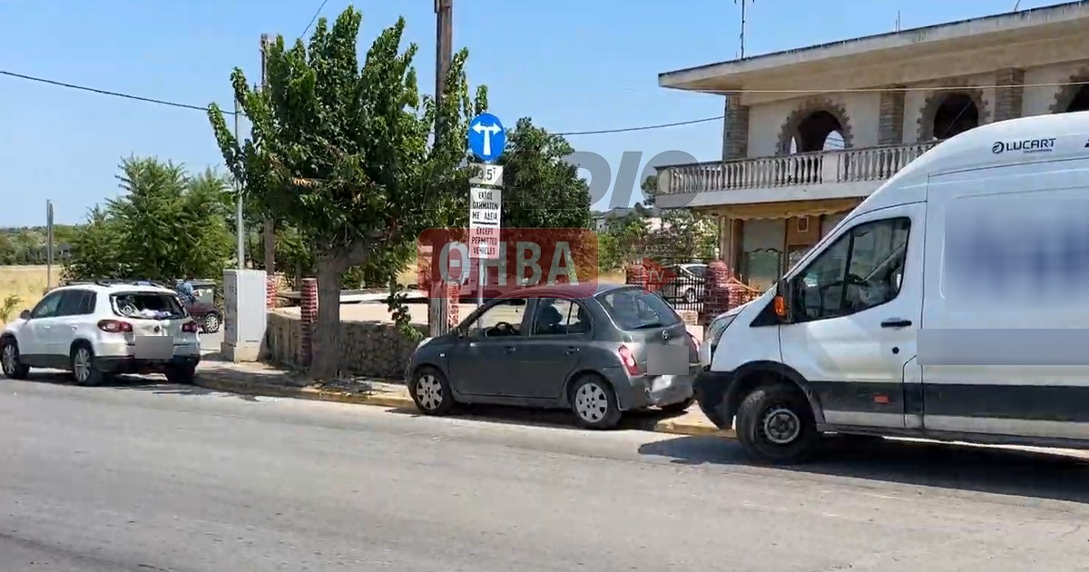 Καραμπόλα 3 οχημάτων μέσα στη Θήβα Καραμπόλα 3 οχημάτων μέσα στη Θήβα