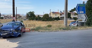 Σφοδρή σύγκρουση οχημάτων με τρεις τραυματίες στη Θήβα (Βίντεο)