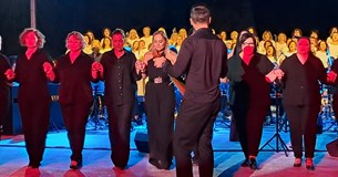 Κορυφαία η συνύπαρξη της Μελίνας Ασλανίδου με τη χορωδία Πλειάδες