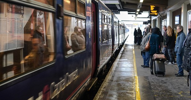 Από βλάβη στο δίκτυο τηλεδιοίκησης Θήβας-Δαύλειας η καθυστέρηση αμαξοστοιχίας στη Τιθορέα