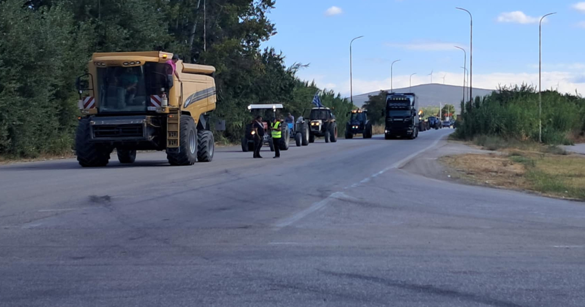 Αγρότες απέκλεισαν την επαρχιακή οδό Λιβαδειάς-Ορχομενού