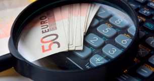 «Ηλεκτρονικό μάτι» ανοίγει φακέλους σε τράπεζες και φορείς για να βρει μαύρο χρήμα