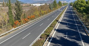 5 συλλήψεις στη Θήβα - Πετούσαν πέτρες σε αυτοκίνητα στην Εθνική Οδό